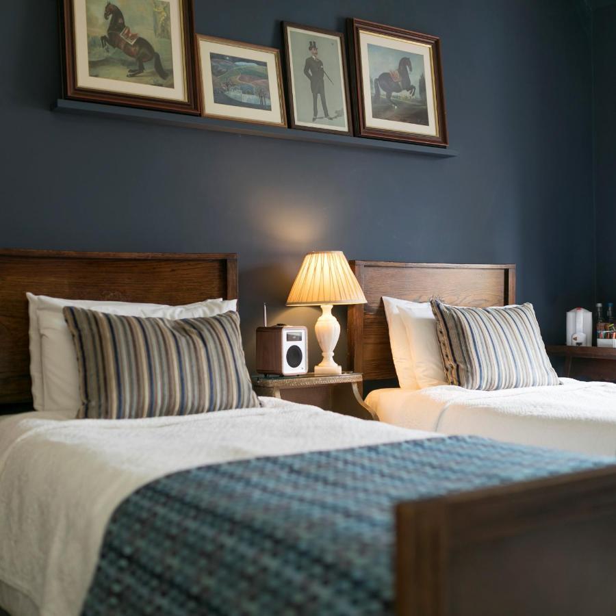 Victoria House Hotel Чърч Стретън Екстериор снимка