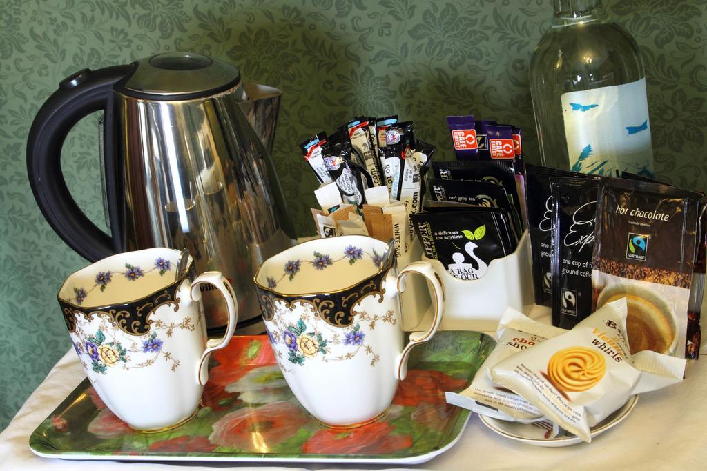 Victoria House Hotel Чърч Стретън Стая снимка